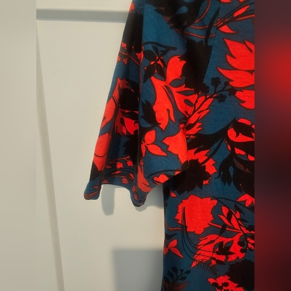 LuLaRoe Julia Dress Medium Red Black Floral on Teal Bodycon T-Shirt Style - Picture 2 of 7